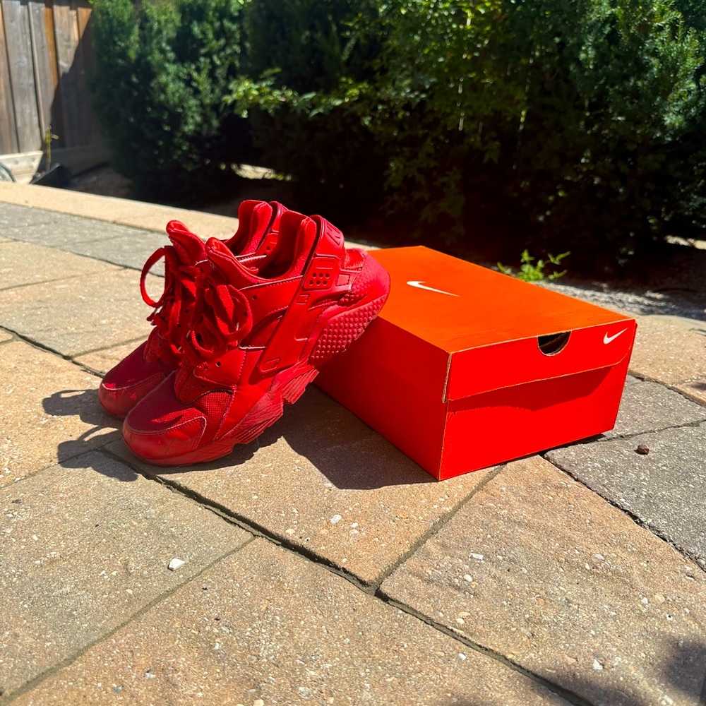 Nike Huaraches red size 9US